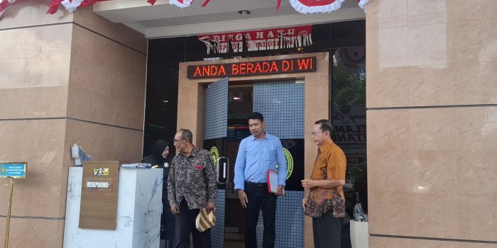 Suparlan didampingi kuasa hukumnya keluar dari PTUN Surabaya. (Foto: Achmad Adi Nurcahya)