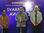 Direktur Utama Pupuk Indonesia Rahmad Pribadi (tengah) bersama Andy F. Noya (paling kanan) dalam acara Svarna Bhumi Award 2026. (Foto: Ist) Direktur Utama Pupuk Indonesia Rahmad Pribadi (tengah) bersama Andy F. Noya (paling kanan) dalam acara Svarna Bhumi Award 2026. (Foto: Ist)