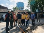 Bupati Sidoarjo Subandi saat melakukan sidak betonisasi jalan. (Foto: Achmad Adi Nurcahya)