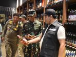 Bupati Sidoarjo Subandi bersama jajaran saat melakukan razia toko miras. (Foto: Ist) Bupati Sidoarjo Subandi bersama jajaran saat melakukan razia toko miras. (Foto: Ist)