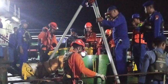 Proses evakuasi dua ABK HAMDAM 1 yang meninggal dunia diduga hirup gas beracun. (Foto: Ist)