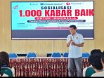Jurnalis KabarBaik.co Zia Ulhaq (Om Paul) saat memberikan materi dasar penulisan berita dan fotografi jurnalistik kepada anggota tim MOS SMAN 1 Pandaan di aula sekolah.
