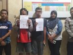 Dua pria diamankan polisi setelah sempat diamuk warga saat pawai budaya di Desa Sidomulyo, Jombang. (Foto: Istimewa)