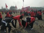 Kader PDIP Jember membersihkan sampah di pantai Pancer Puger. (Ist)