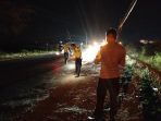 Petugas saat olah TKP di Jalan Raya Betoyo, Kecamatan Manyar, Gresik. (Foto: Ist) Petugas saat olah TKP di Jalan Raya Betoyo, Kecamatan Manyar, Gresik. (Foto: Ist)