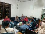Mediasi dua perangkat desa yang digerebek warga di Kantor Desa Putatlor, Kecamatan Menganti, Gresik. Mediasi dua perangkat desa yang digerebek warga di Kantor Desa Putatlor, Kecamatan Menganti, Gresik.