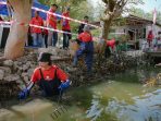 Kegiatan Gotong Royong Kemerdekaan menyambut HUT ke-81 RI di Dusun Banyutami, Desa Banyuwangi, Kecamatan Manyar, Gresik.