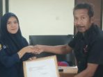 Direktur Rumah Hukum dan Aspirasi Publik LBH Parade Keadilan Indonesia usai mengirim laporan ke PTSP Kejari Bojonegoro. (Foto: Umam)
