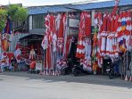 Salah satu pedagang bendera musiman yang ada di Krian, Sidoarjo. (Foto: Achmad Adi Nurcahya)