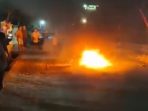 Motor pelaku pencurian di Driyorejo, Gresik dibakar warga. (Foto: Ist)
