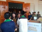 Jemaat gereja bersama Laziznu PCNU Sidoarjo saat menggalang donasi di GKJW Jemaat Sidoarjo. (Foto: Achmad Adi Nurcahya)