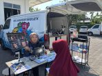 Sofi Azilan Aini menjelaskan kepada pengunjung Mobil Laboratorium Mikroplastik 3 cara masuk mikroplastik dalam tubuh manusia melalui mulut, hidung dan pori-pori kulit. (Foto: Ist) Sofi Azilan Aini menjelaskan kepada pengunjung Mobil Laboratorium Mikroplastik 3 cara masuk mikroplastik dalam tubuh manusia melalui mulut, hidung dan pori-pori kulit. (Foto: Ist)