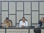 Bupati Situbondo Yusuf Rio Wahyu Prayogo konferensi pers di Pantai Pasir Putih. (Foto: Ist)