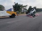 Pikap bermuatan kacang merah terguling di Tol Sidoarjo-Waru. (Ist/dok PJR Jatim 2)