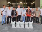Petugas Bulog saat melakukan pengecekan beras di gudang Bulog Bojonegoro.
