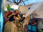 Petugas Damkar Gresik berjibaku memadamkan kebakaran rumah warga di Desa Banyuurip, Ujungpangkah.