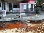 Kondisi jalan akibat tumpahan tetesan tebu di Rest Area Jubung, Jember. (Foto: Ist)