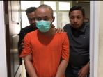 Tersangka EP digiring personel Satreskoba Polres Gresik. (Foto: Andika DP)