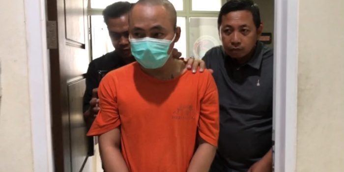 Tersangka EP digiring personel Satreskoba Polres Gresik. (Foto: Andika DP)