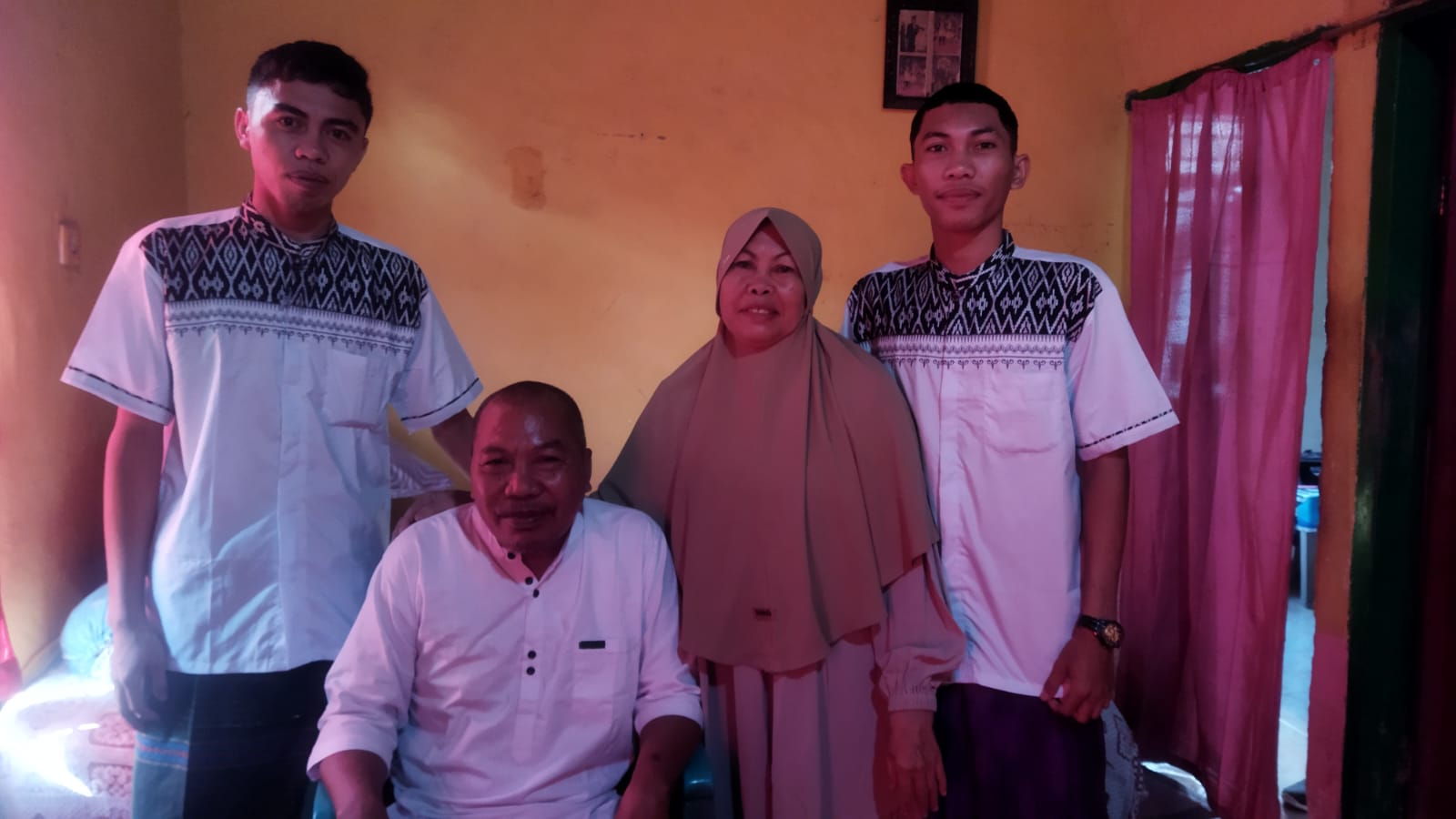 M. Iqram bersama keluarganya.