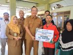 Wabup Gresik Asluchul Alif saat menyalurkan bantuan lantung tunai DBHCHT di Benjeng, Gresik. Wabup Gresik Asluchul Alif saat menyalurkan bantuan lantung tunai DBHCHT di Benjeng, Gresik.