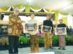 Penyerahan uang pembinaan kepada dalang cilik oleh Petrokimia Gresik. (Foto: Ist/Komkor PG) Penyerahan uang pembinaan kepada dalang cilik oleh Petrokimia Gresik. (Foto: Ist/Komkor PG)