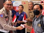 Baur SIM Satlantas Polres Gresik Aiptu Mardianto menyerahkan SIM gratis kepada warga kelahiran 17 Agustus. Baur SIM Satlantas Polres Gresik Aiptu Mardianto menyerahkan SIM gratis kepada warga kelahiran 17 Agustus.