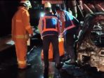 Evakuasi korban meninggal dunia Honda Brio menabrak truk di Tol Sumo Gresik. Evakuasi korban meninggal dunia Honda Brio menabrak truk di Tol Sumo Gresik.