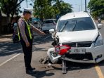 Mobil Suzuki Ertiga ringsek usai terlibat kecelakaan beruntun di depan RSU Anwar Medika. (Foto: Ist)