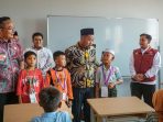 Bupati Gresik Fandi Akhmad Yani bersama Wabup Asluchul meninjau MPLS di Sekolah Rakyat Terintegrasi.