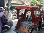 Sunardi, penarik becak listrik di Muktamar ke-35 NU. (Foto: Achmad Adi Nurcahya)