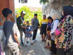 Petugas saat mendatangi rumah anak yang sempat putus sekolah di Tulangan, Sidoarjo. (Foto: Ist) Petugas saat mendatangi rumah anak yang sempat putus sekolah di Tulangan, Sidoarjo. (Foto: Ist)
