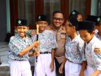 Kapolres Gresik AKBP Ramadhan Nasution bersama pelajar di Ponpes Ihyaul Ulum.