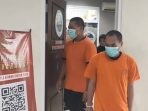 Dua tersangka diamankan di Mapolres Gresik.