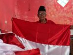 Mbah Alpan, 78, tetap memproduksi bendera dan umbul-umbul menjelang HUT ke-81 Kemerdekaan RI di Jombang. (Foto: Istimewa)