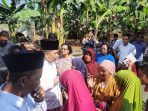 Bupati Jember Muhammad Fawait saat bertemu warga Desa Rowo Tengah, Sumberbaru. (Foto: Aji)