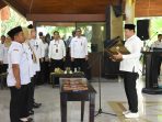 Bupati Sidoarjo Subandi saat mengukuhkan para kepala SDN dan SMPN di Pendopo Delta Wibawa. (Foto: Ist)