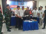 Petugas menunjukkan barang bukti hasil pengungkapan dua kasus penyelundupan narkotika di Bandara Internasional Juanda. (Foto: Ist)