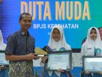 Riyuki Adelia Agata (tengah) saat menerima penghargaan duta BPJS Kesehatan. (Foto: dok BPJS Kesehatan Sidoarjo)