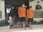 Kedua tersangka dikeler di Mapolres Gresik.