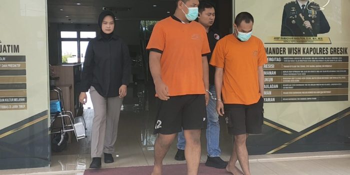Kedua tersangka dikeler di Mapolres Gresik.