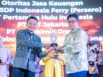 Perwakilan Petrokimia Gresik (kiri) menerima penghargaan Media Relation Award 2026. (Foto: Ist)