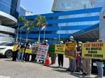 Aliansi mahasiswa peduli lingkungan saat mendatangi Kantor Gakkum KLH di Graha Pena Surabaya. Aliansi mahasiswa peduli lingkungan saat mendatangi Kantor Gakkum KLH di Graha Pena Surabaya.