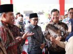 Anggota Komisi II DPR RI Muhammad Khozin (tengah) meninjau pelayanan adminduk di Jember. (Foto: Ist)