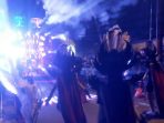 Barisan penari di acara karnaval sound horeg di Kalidawir, Tanggulangin, Sidoarjo. (Foto: Achmad Adi Nurcahya)