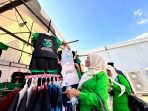Kader Perempuan Bangsa PKB Jombang berbelanja produk UMKM di bazar Muktamar ke-35 NU. (Foto: Achmad Adi Nurcahya) Kader Perempuan Bangsa PKB Jombang berbelanja produk UMKM di bazar Muktamar ke-35 NU. (Foto: Achmad Adi Nurcahya)