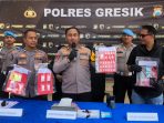 Kapolres Gresik AKBP Ramadhan Nasution (tengah) didampingi Kasat Reskoba AKP Ahmad Yani (kanan) dan Kasi Humas Iptu Hepi Muslih Riza. (Foto: Andika DP) Kapolres Gresik AKBP Ramadhan Nasution (tengah) didampingi Kasat Reskoba AKP Ahmad Yani (kanan) dan Kasi Humas Iptu Hepi Muslih Riza. (Foto: Andika DP)