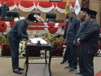 Bupati Sidoarjo Subandi menandatangani dokumen kesepakatan perubahan KUA-PPAS Tahun Anggaran 2026. (Foto: Achmad Adi Nurcahya)