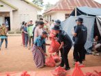 Relawan Bakti BUMN menyalurkan bantuan untuk korban gempa NTT.