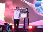 Ketua DPRD Gresik M. Syahrul Munir (kiri) menyerahkan penghargaan Giri Pancasuar Awards 2026 kepada Nila Yani Hardiyanti. (Foto: Ist)